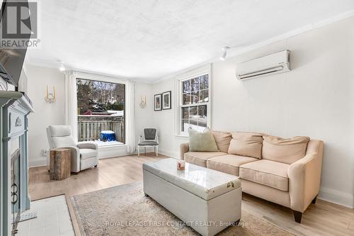 20 Poyntz Street, Barrie, ON - Indoor Photo Showing Living Room