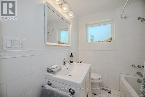 5293 Spruce Avenue, Burlington, ON - Indoor Photo Showing Bathroom