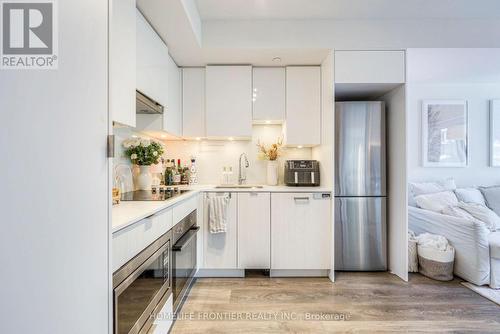 1411 - 99 Broadway Avenue, Toronto (Mount Pleasant West), ON - Indoor Photo Showing Kitchen With Upgraded Kitchen