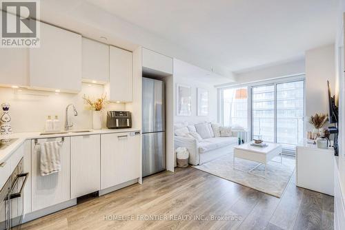 1411 - 99 Broadway Avenue, Toronto (Mount Pleasant West), ON - Indoor Photo Showing Kitchen With Upgraded Kitchen