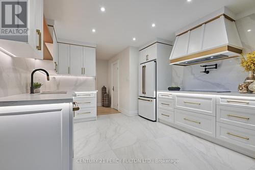 104 - 225 The Donway W, Toronto (Banbury-Don Mills), ON - Indoor Photo Showing Kitchen With Upgraded Kitchen