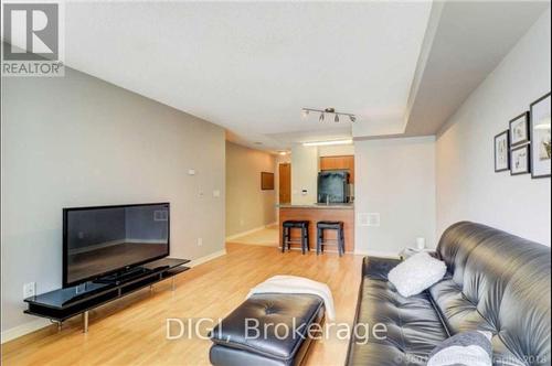 1009 - 5500 Yonge Street, Toronto, ON - Indoor Photo Showing Living Room