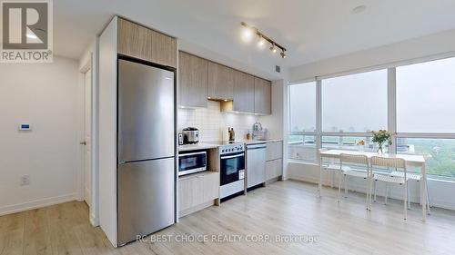 1611 - 395 Bloor Street E, Toronto, ON - Indoor Photo Showing Kitchen With Upgraded Kitchen