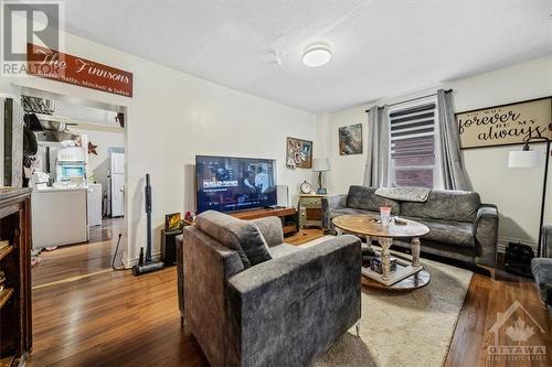 140-142 Beckwith Street N, Smiths Falls, ON - Indoor Photo Showing Living Room