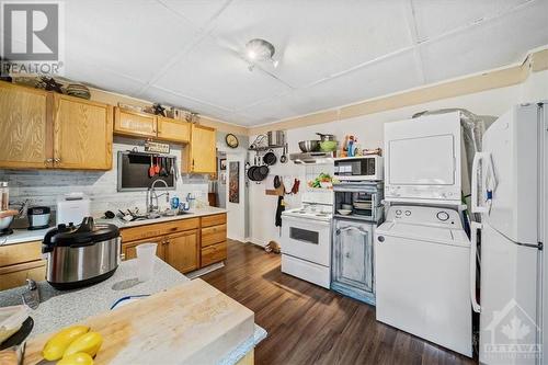 140-142 Beckwith Street N, Smiths Falls, ON - Indoor Photo Showing Kitchen With Double Sink