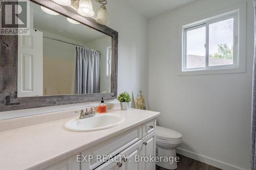 Second floor bathroom with some updates. - 22 Kristen Court, Middlesex Centre (Kilworth), ON - Indoor Photo Showing Bathroom