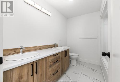 169 Elsliger St, Dieppe, NB - Indoor Photo Showing Bathroom