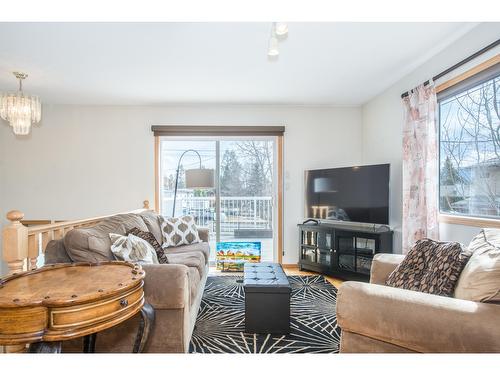 7506 Columbia Avenue, Radium Hot Springs, BC - Indoor Photo Showing Living Room