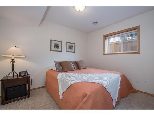 7506 Columbia Avenue, Radium Hot Springs, BC - Indoor Photo Showing Bedroom