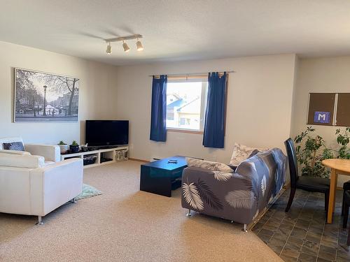 7506 Columbia Avenue, Radium Hot Springs, BC - Indoor Photo Showing Living Room