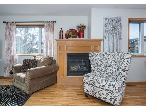 7506 Columbia Avenue, Radium Hot Springs, BC - Indoor Photo Showing Living Room With Fireplace