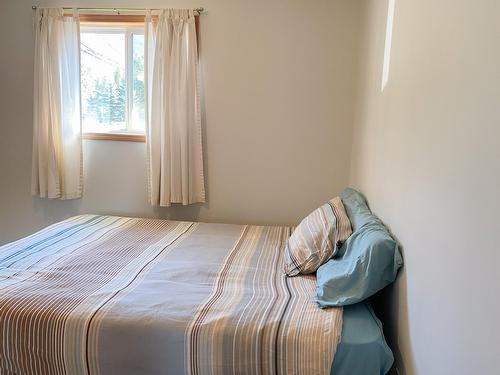 7506 Columbia Avenue, Radium Hot Springs, BC - Indoor Photo Showing Bedroom