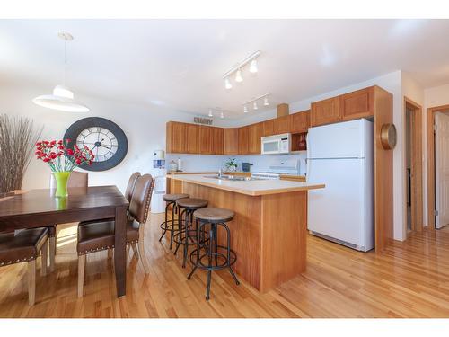 7506 Columbia Avenue, Radium Hot Springs, BC - Indoor Photo Showing Kitchen