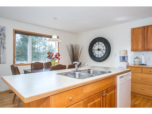7506 Columbia Avenue, Radium Hot Springs, BC - Indoor Photo Showing Kitchen With Double Sink