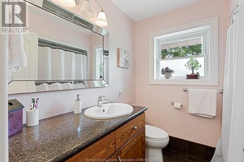 960 County Rd 50 East, Essex, ON - Indoor Photo Showing Bathroom