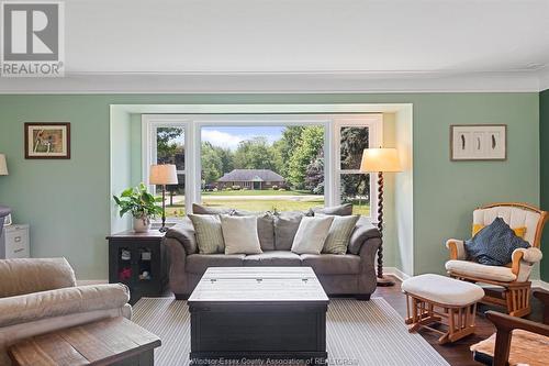 960 County Rd 50 East, Essex, ON - Indoor Photo Showing Living Room