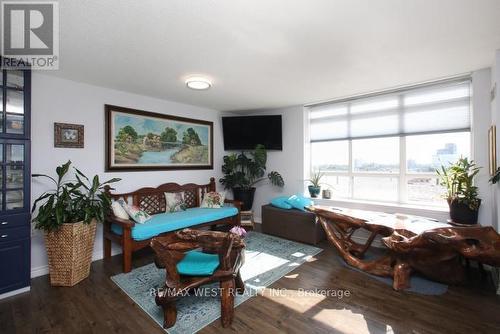 905 - 650 Lawrence Avenue W, Toronto, ON - Indoor Photo Showing Living Room