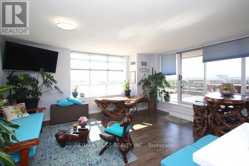 905 - 650 Lawrence Avenue W, Toronto, ON - Indoor Photo Showing Living Room