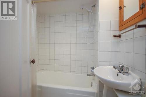 Apt 2- upgraded main Bathroom - 124 Stewart Street, Ottawa, ON - Indoor Photo Showing Bathroom