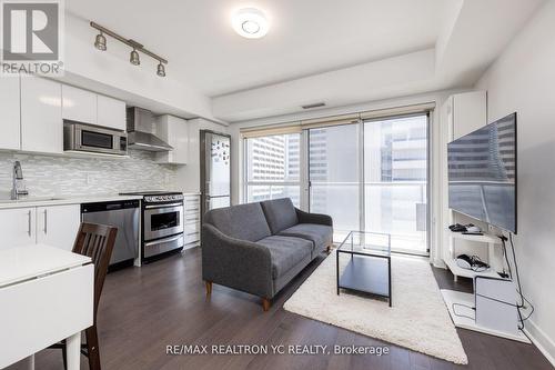 1808 - 58 Orchard View Boulevard, Toronto, ON - Indoor Photo Showing Kitchen With Upgraded Kitchen