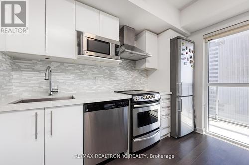 1808 - 58 Orchard View Boulevard, Toronto, ON - Indoor Photo Showing Kitchen With Upgraded Kitchen