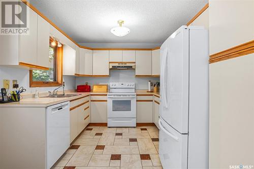 403 Smoothstone Crescent, Saskatoon, SK - Indoor Photo Showing Kitchen With Double Sink