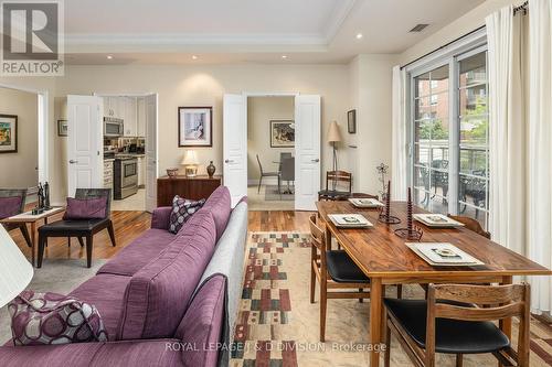 311 - 20 Burkebrook Place, Toronto, ON - Indoor Photo Showing Living Room