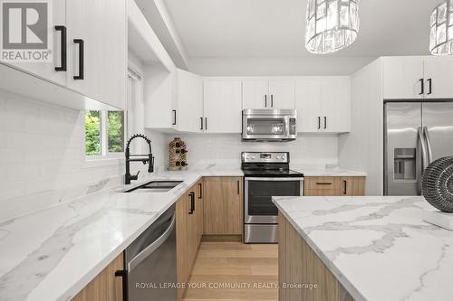 32 Carousel Crescent, Richmond Hill, ON - Indoor Photo Showing Kitchen With Stainless Steel Kitchen With Double Sink With Upgraded Kitchen