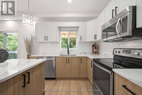 32 Carousel Crescent, Richmond Hill, ON - Indoor Photo Showing Kitchen With Upgraded Kitchen