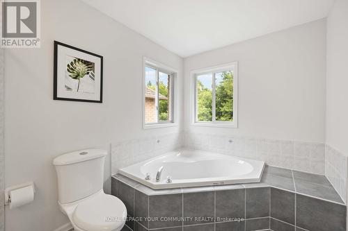 32 Carousel Crescent, Richmond Hill, ON - Indoor Photo Showing Bathroom