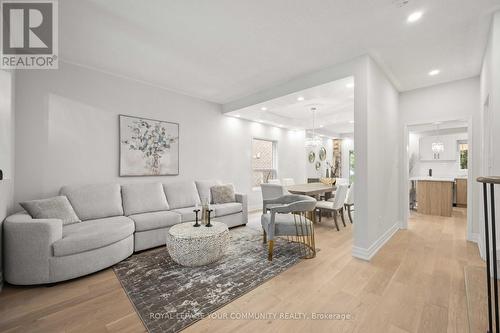 32 Carousel Crescent, Richmond Hill, ON - Indoor Photo Showing Living Room