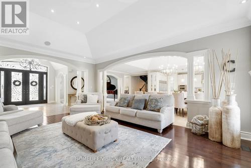 29 Grandview Crescent, Bradford West Gwillimbury, ON - Indoor Photo Showing Living Room