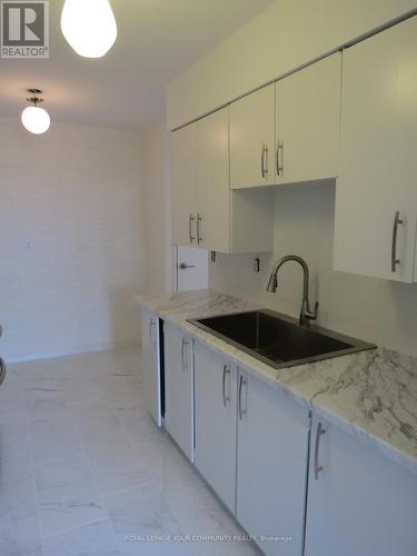 305 - 5 Frith Road, Toronto, ON - Indoor Photo Showing Kitchen