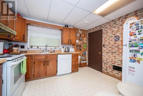 11 Hillcrest Avenue, Deep River, ON - Indoor Photo Showing Kitchen