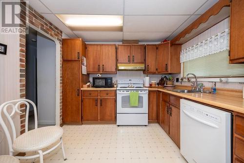 11 Hillcrest Avenue, Deep River, ON - Indoor Photo Showing Kitchen