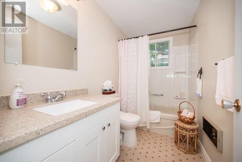 11 Hillcrest Avenue, Deep River, ON - Indoor Photo Showing Bathroom
