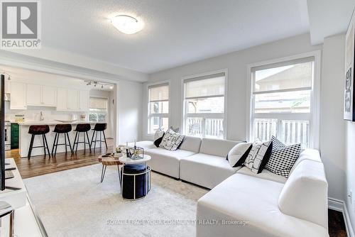 71 Queensbridge Drive, Vaughan, ON - Indoor Photo Showing Living Room