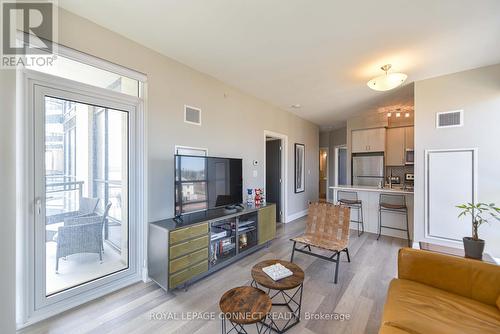 405 - 111 Worsley Street, Barrie, ON - Indoor Photo Showing Living Room