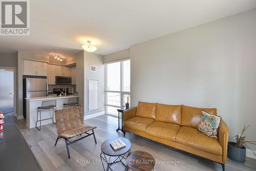 405 - 111 Worsley Street, Barrie, ON - Indoor Photo Showing Living Room