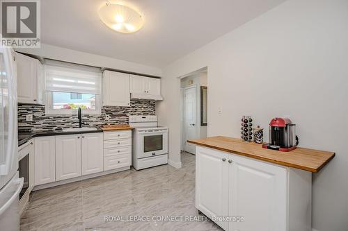 422 Ginger Downs, Mississauga, ON - Indoor Photo Showing Kitchen