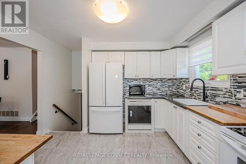 422 Ginger Downs, Mississauga, ON - Indoor Photo Showing Kitchen