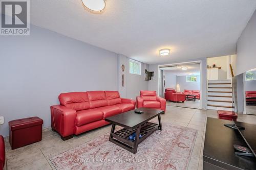 422 Ginger Downs, Mississauga, ON - Indoor Photo Showing Living Room