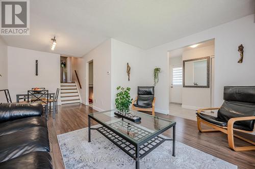 422 Ginger Downs, Mississauga, ON - Indoor Photo Showing Living Room