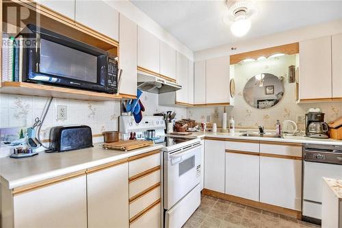 3 Apple Street Unit#706, Brockville, ON - Indoor Photo Showing Kitchen