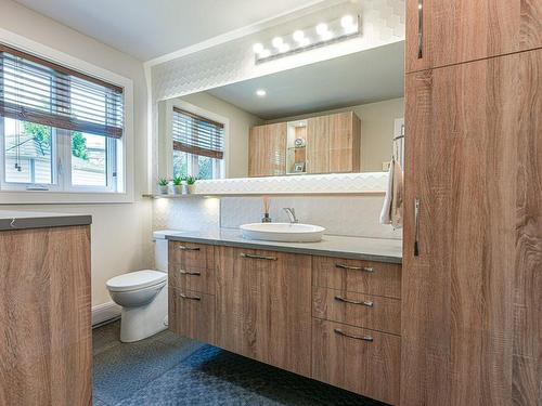 Powder room - 11 Rue Daubigny, Candiac, QC - Indoor Photo Showing Bathroom