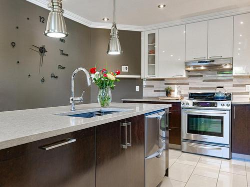 Kitchen - 11 Rue Daubigny, Candiac, QC - Indoor Photo Showing Kitchen With Upgraded Kitchen