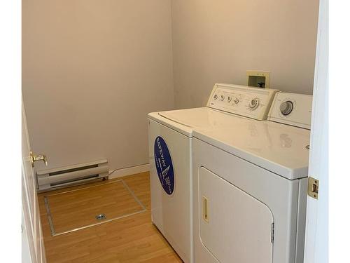 B-1998 20Th St, Courtenay, BC - Indoor Photo Showing Laundry Room