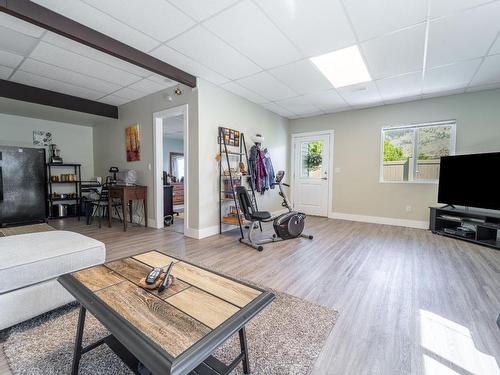 328 Wing Place, Kamloops, BC - Indoor Photo Showing Living Room