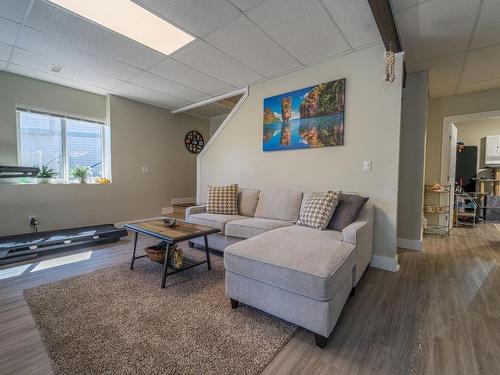 328 Wing Place, Kamloops, BC - Indoor Photo Showing Living Room