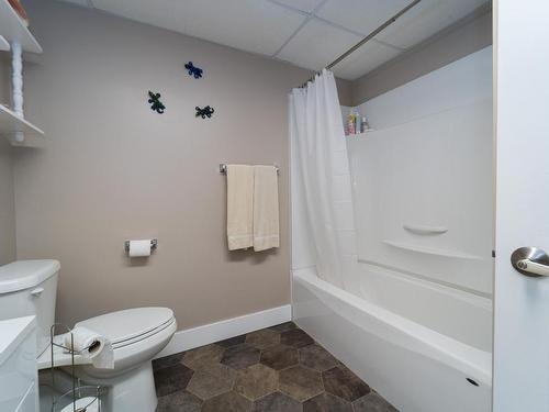 328 Wing Place, Kamloops, BC - Indoor Photo Showing Bathroom